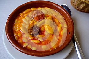 Fabada asturiana, AsturianÂ beanÂ stewavy dish served with AsturianÂ ciderÂ or aÂ red wine, made withÂ fabes de